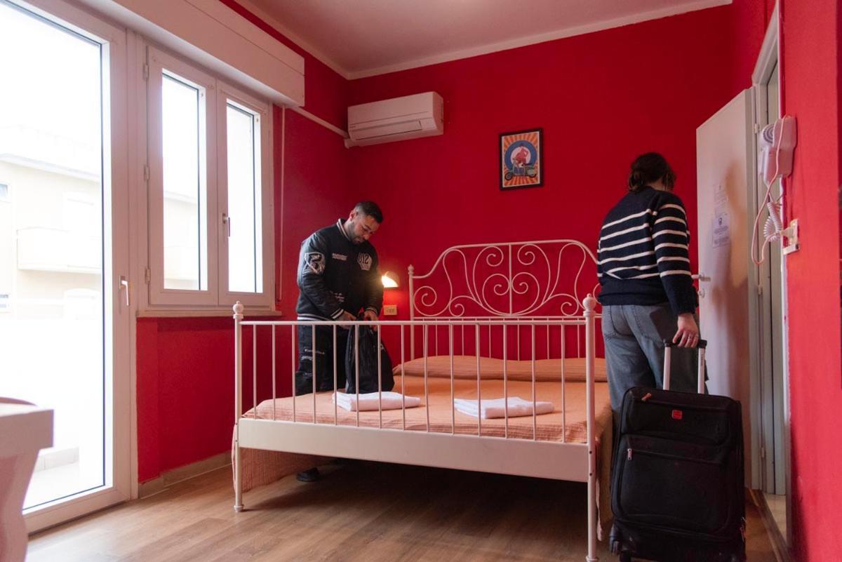 Sunflower Beach Backpacker Hostel & Bar Rimini Luaran gambar