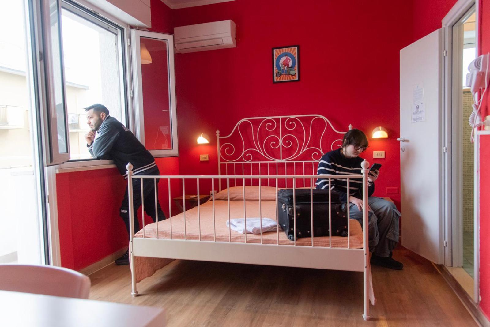 Sunflower Beach Backpacker Hostel & Bar Rimini Luaran gambar